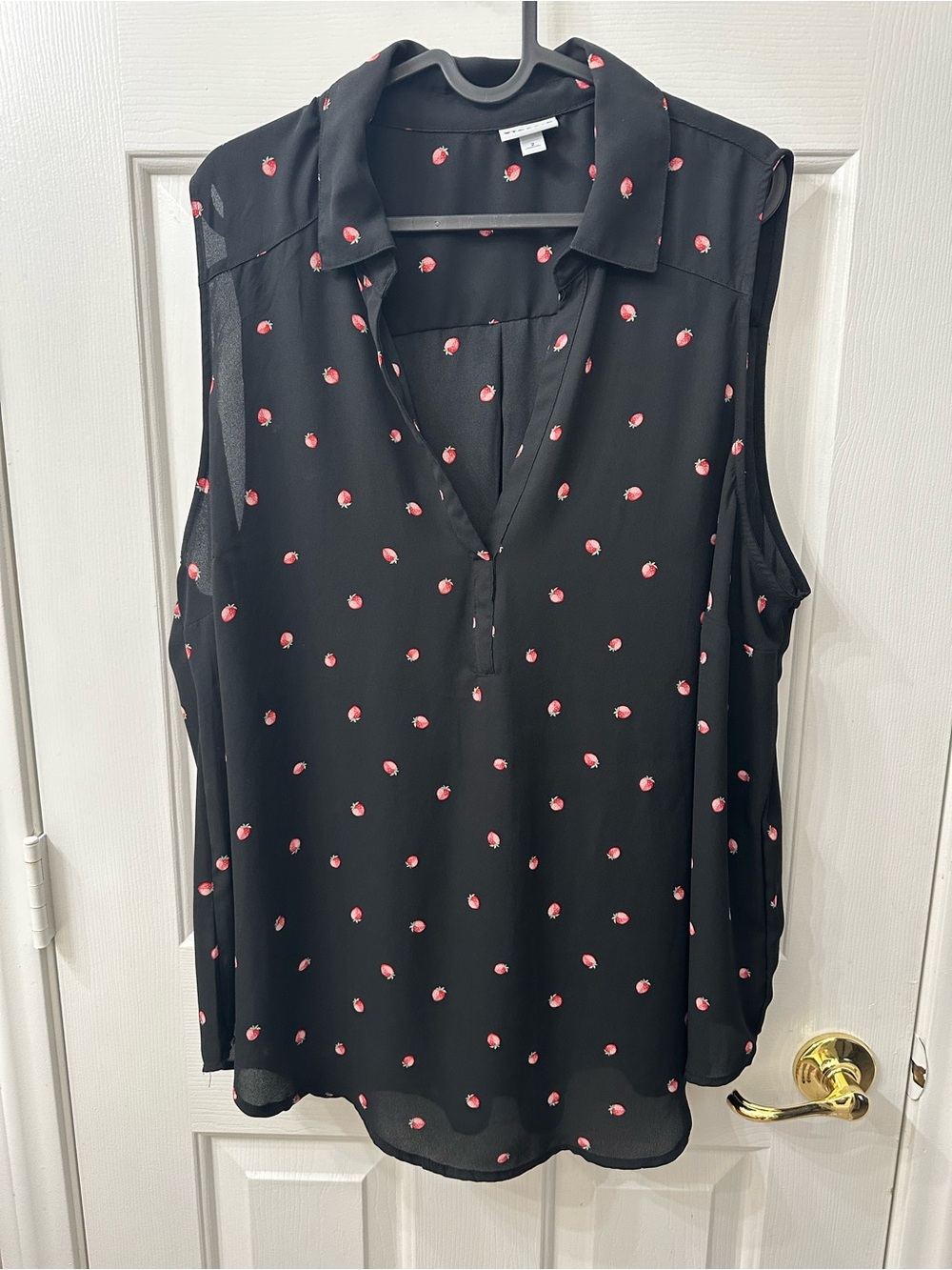 Torrid Top Sleeveless V-Neck Collar Black Pink Strawberries 2X